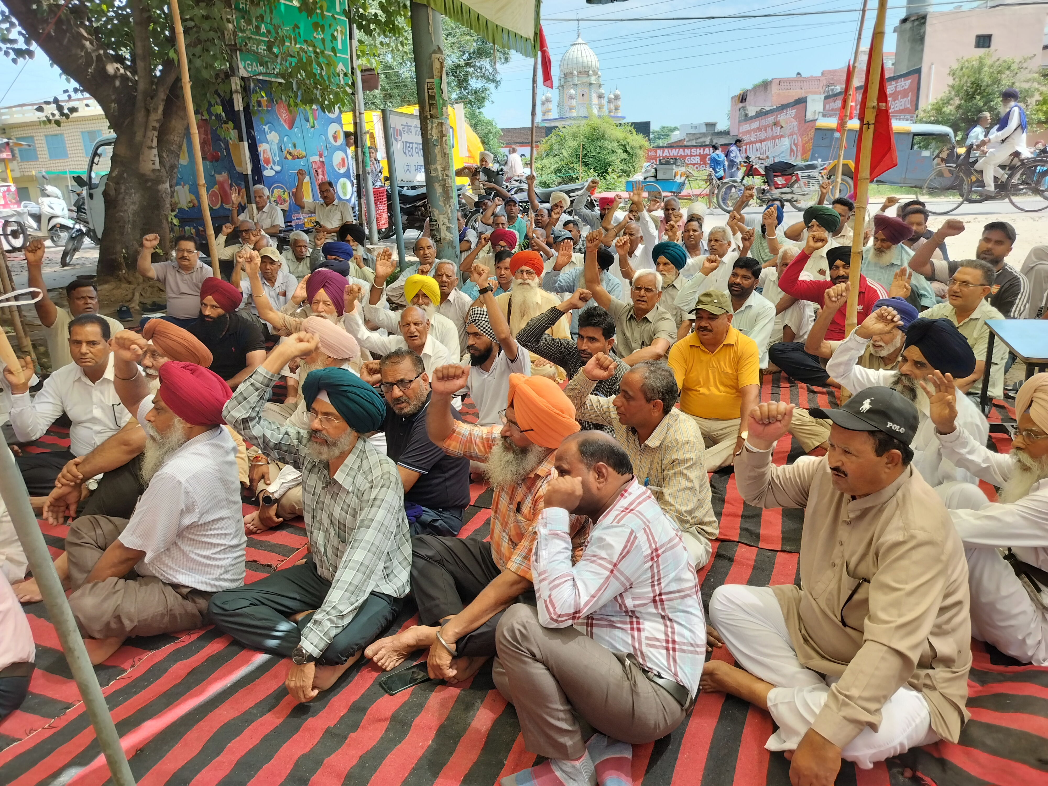 Pensioners' Association Nawanshahr staged a massive dharna on the invitation of the state committee.